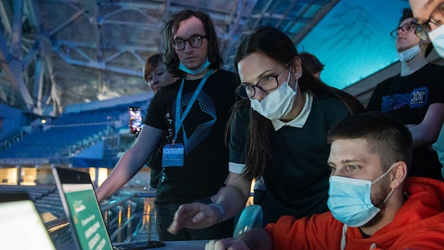 Победители киберучений сыграли в популярную компьютерную игру на экранах олимпийского стадиона